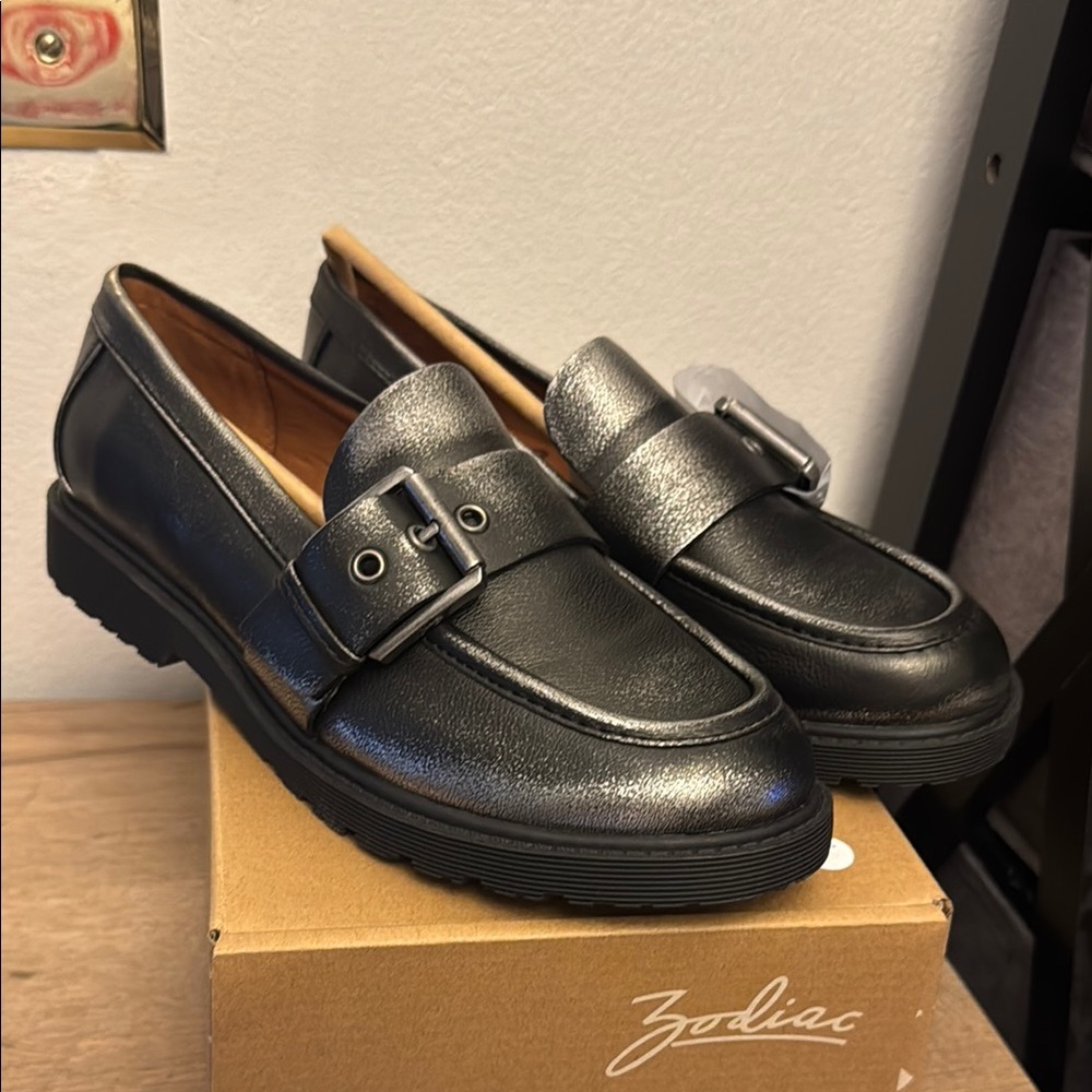 Zodiac Women's Black Leather Buckle Loafers